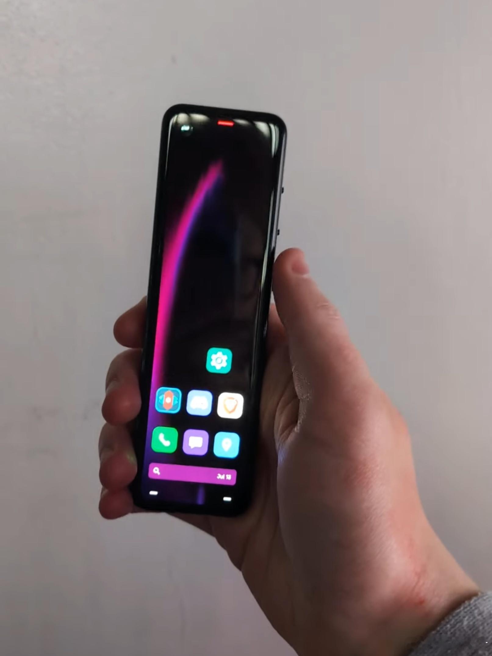 安卓之父安迪·鲁宾的Essential Gem原型机，骁龙730G处理器，216