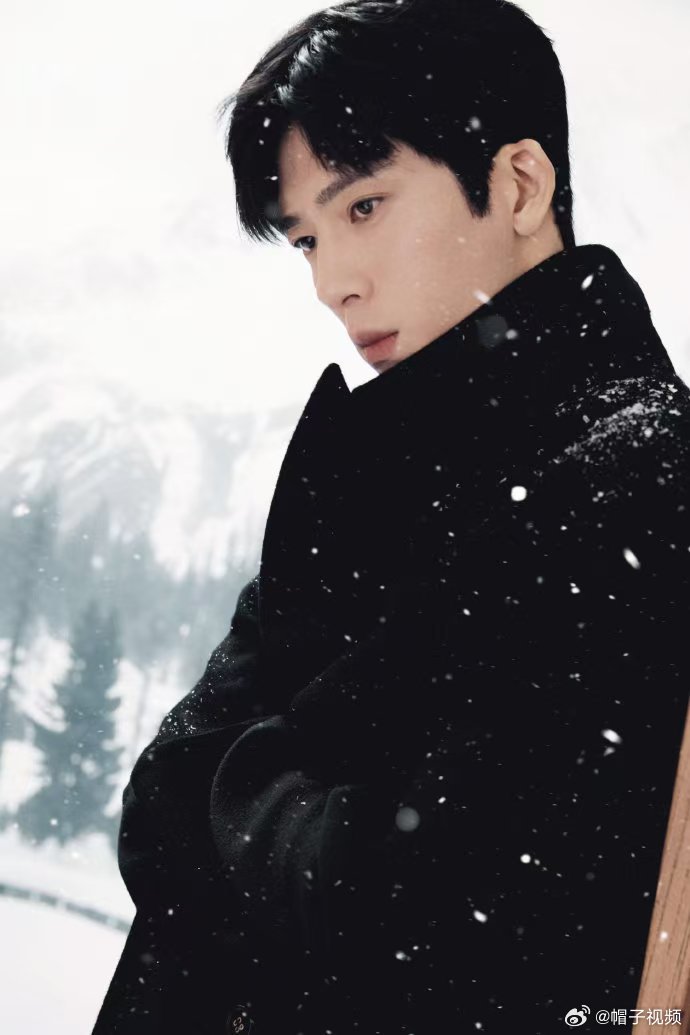 井柏然凛冬雪地大片雪景和黑色大衣适配度超高，每一帧都像电影截图井柏然雪中黑衣贵公