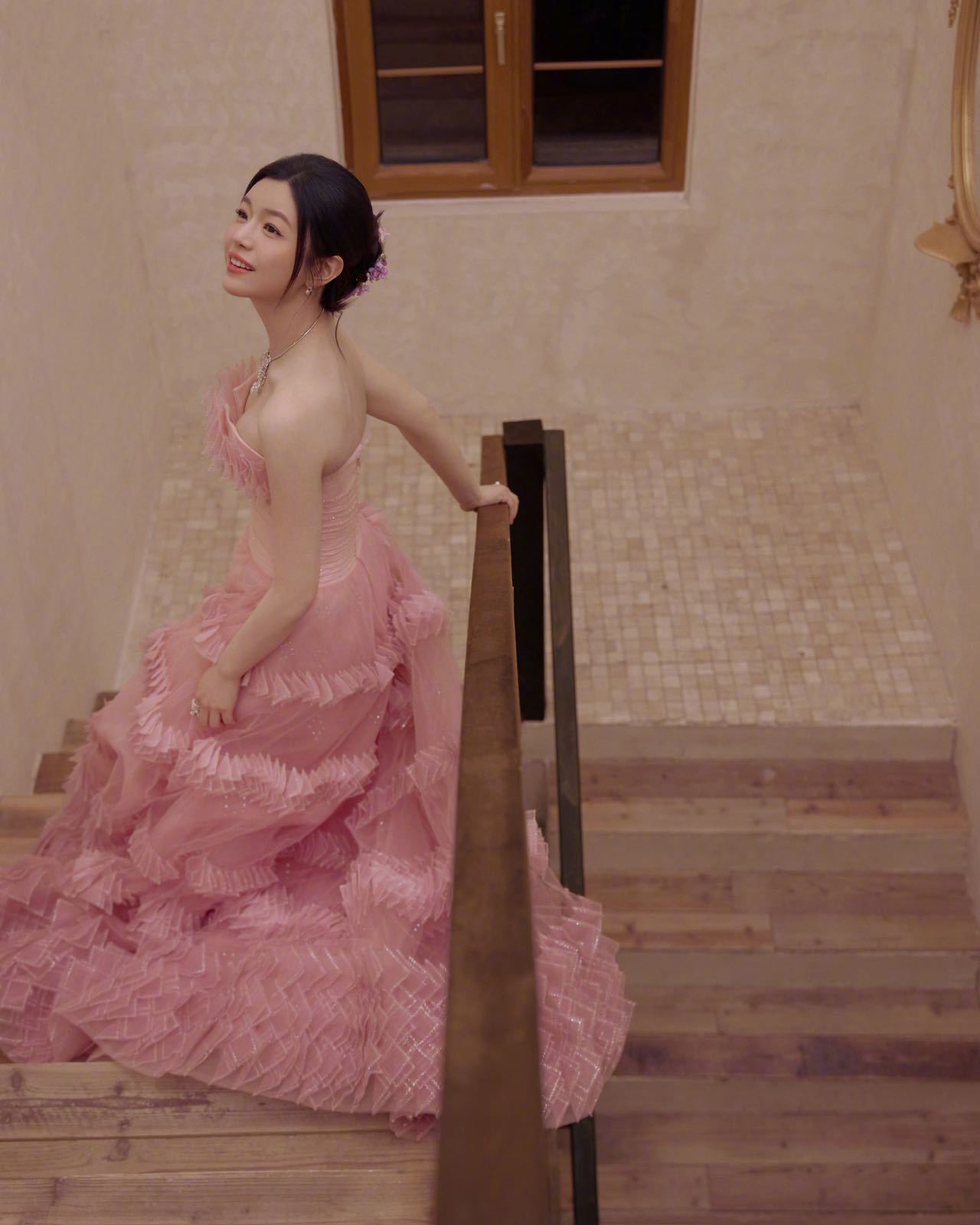 陈妍希完全水蜜桃 今晚微博之夜的造型，妥妥水蜜桃公主，一袭层层叠叠的粉色抹胸蓬蓬