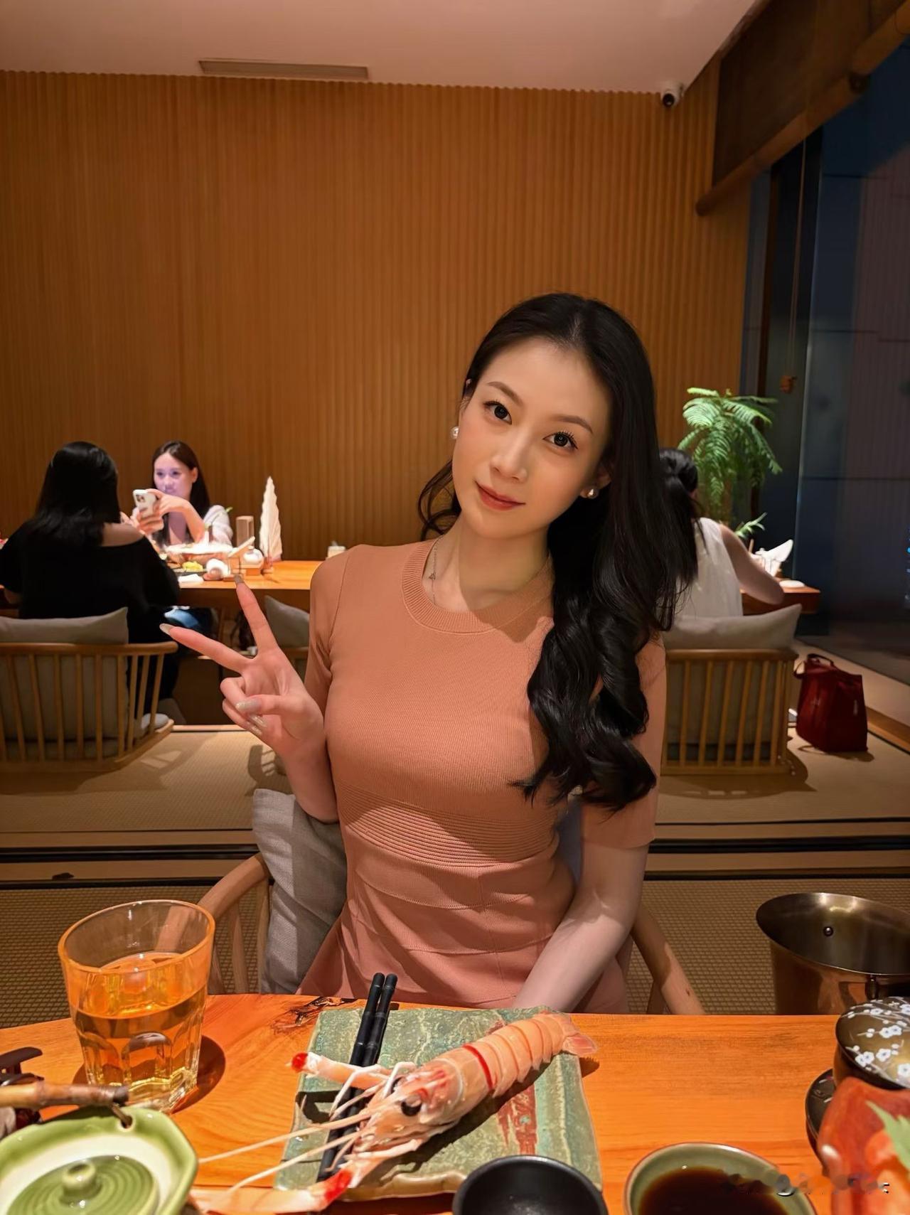 成熟女人怎么穿粉色好看? 最近挖到两款完全不踩雷的粉色连衣裙穿搭，直接打破我之前