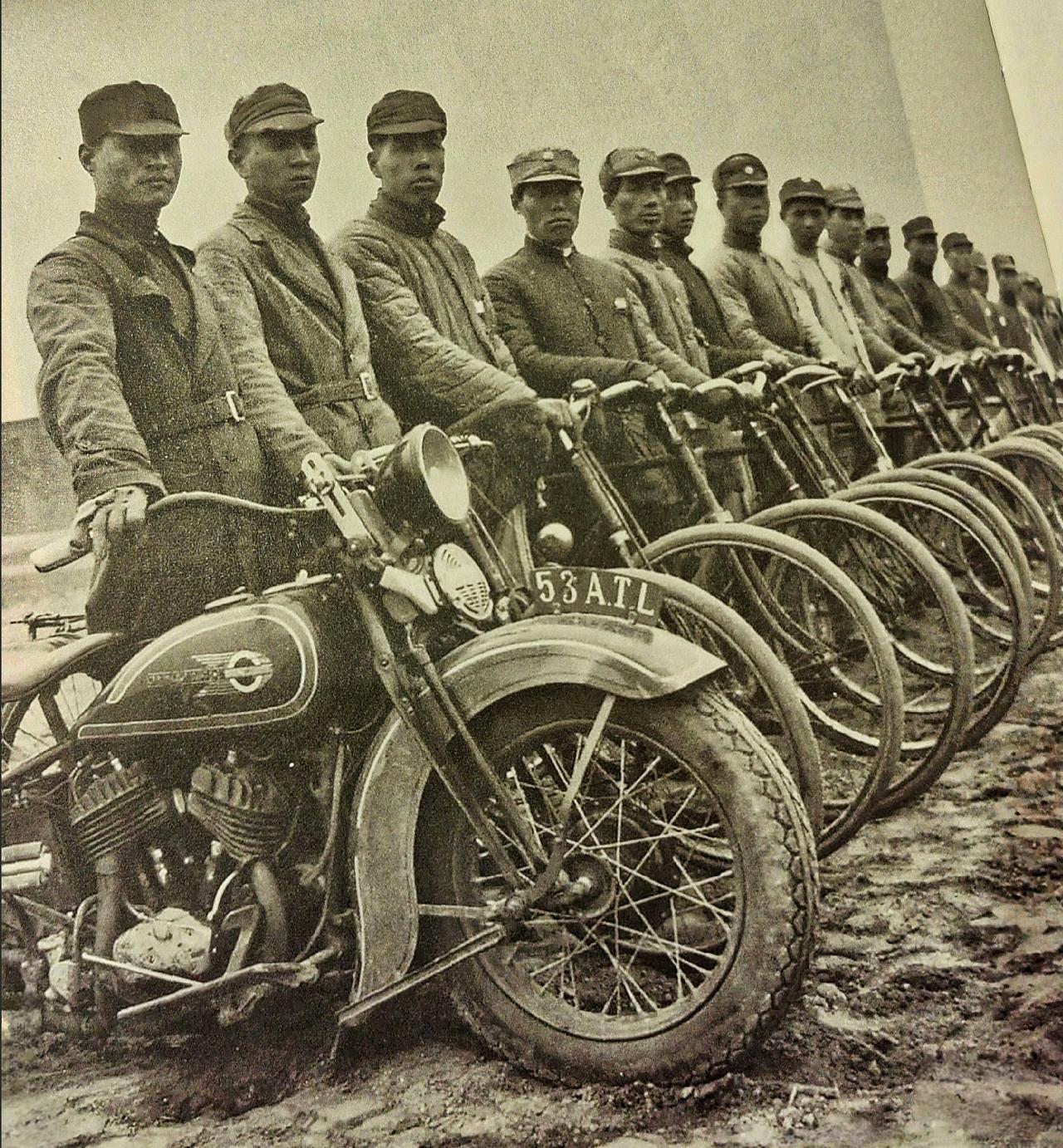 这是1938年3月，在翼中根据地，八路军游击队缴获的日伪军摩托车和自行车。八路军