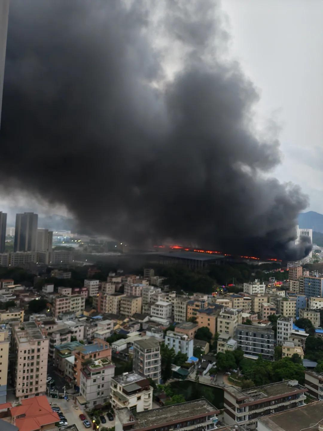 睡到半夜三点多被对面的消防车吓醒
黑夜中的那一片星光特别显眼
比亚迪车间燃烧着熊