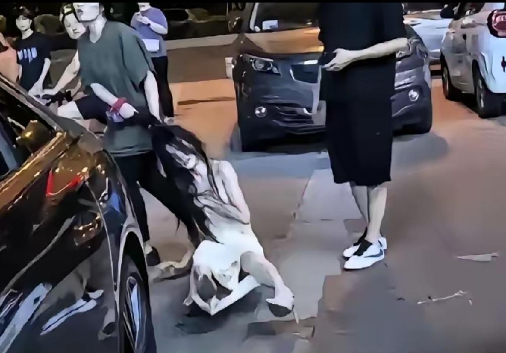 为什么挨打的永远是小三？我不赞同，一出婚外情闹剧，很多时候矛头全部对准第三者，冲