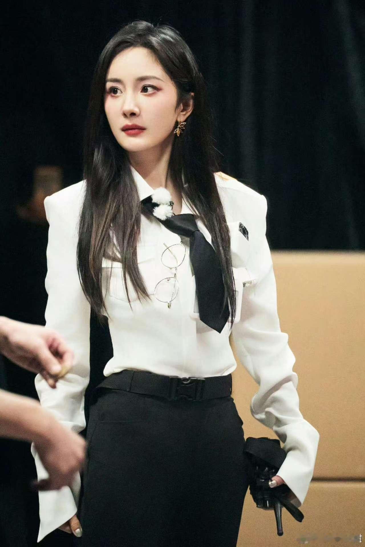 谁还没被杨幂的学姐感拿捏啊 说起理想型学姐，脑海里最先浮现的就是杨幂，不仅外形亮