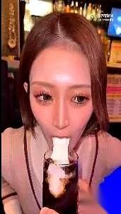 刷到一段岛国的视频，手里的饭瞬间不香了。
一个布置简陋的演播室，灯光惨白，主持人