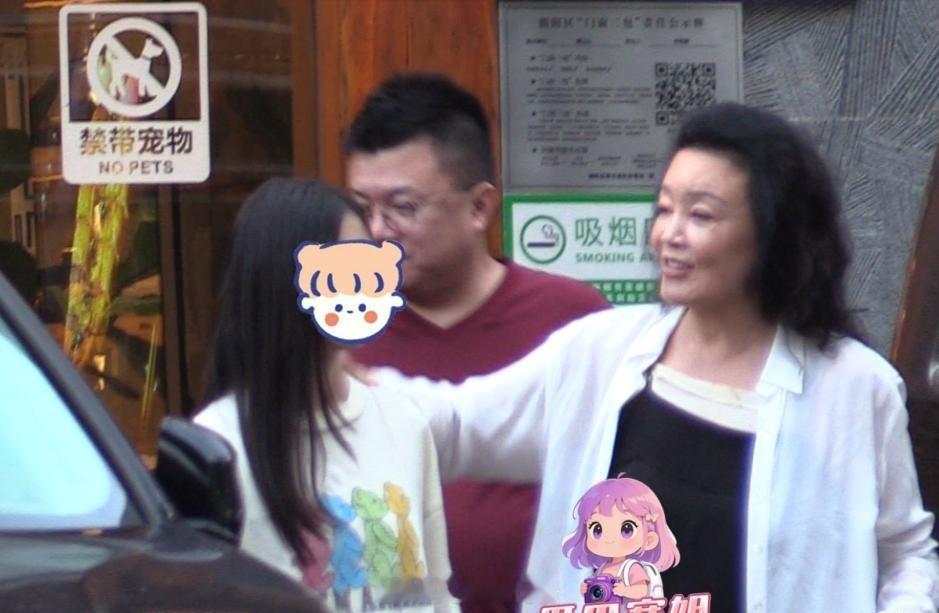 张兰带孙子孙女聚餐张兰带孙子孙女吃饭 张兰带两个孩子聚餐，小玥儿长发披肩，长这么