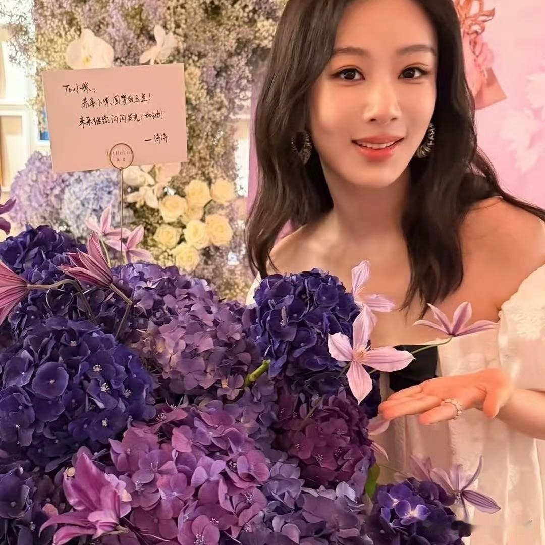 刘诗诗送杨紫紫色花篮，近日刘诗诗送杨紫紫色花篮，这一话题登上热搜，宛如一股温暖的