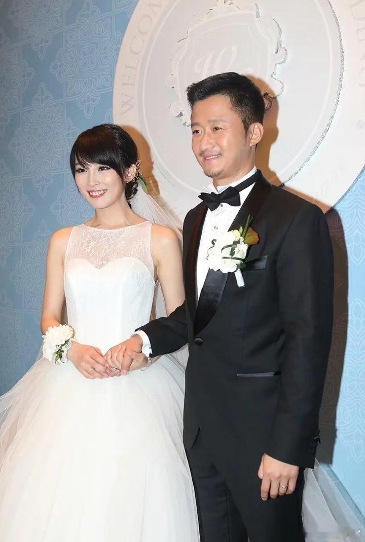 吴京 慕强原来“硬汉”也会说“老婆看你”了。吴京这波操作告诉我们，真正的强大不是