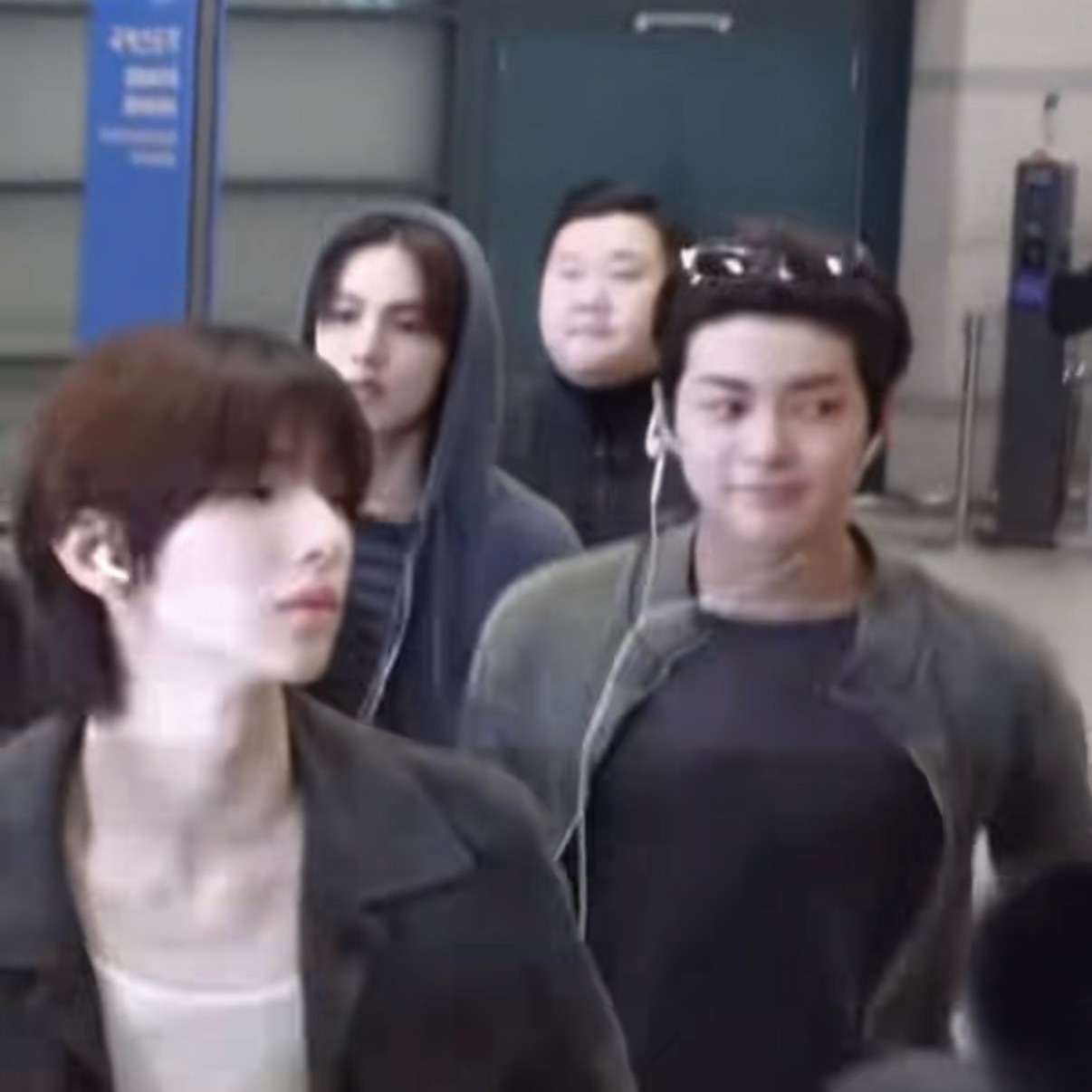 安乾镐站在金主训旁边真的好像保镖啊