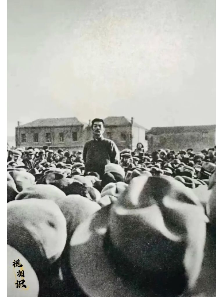 1932年11月，鲁迅先生在北京师范大学演讲的场景，照片中可以看到现场人头攒动，...