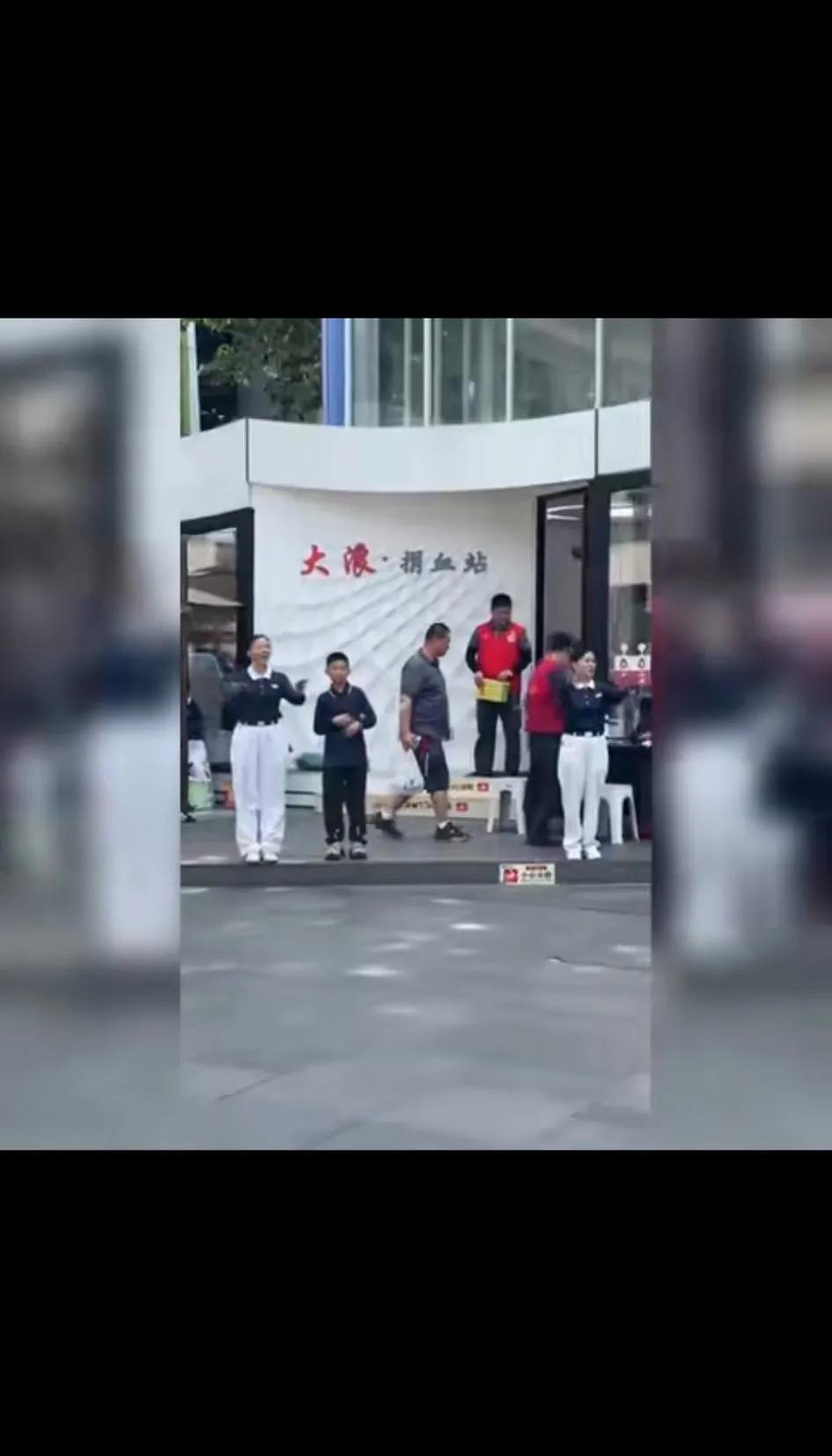 在献血站前跳舞吸引大家去献血！也是够拼的！不是不献，而是缓献、慢献、优献，有次序