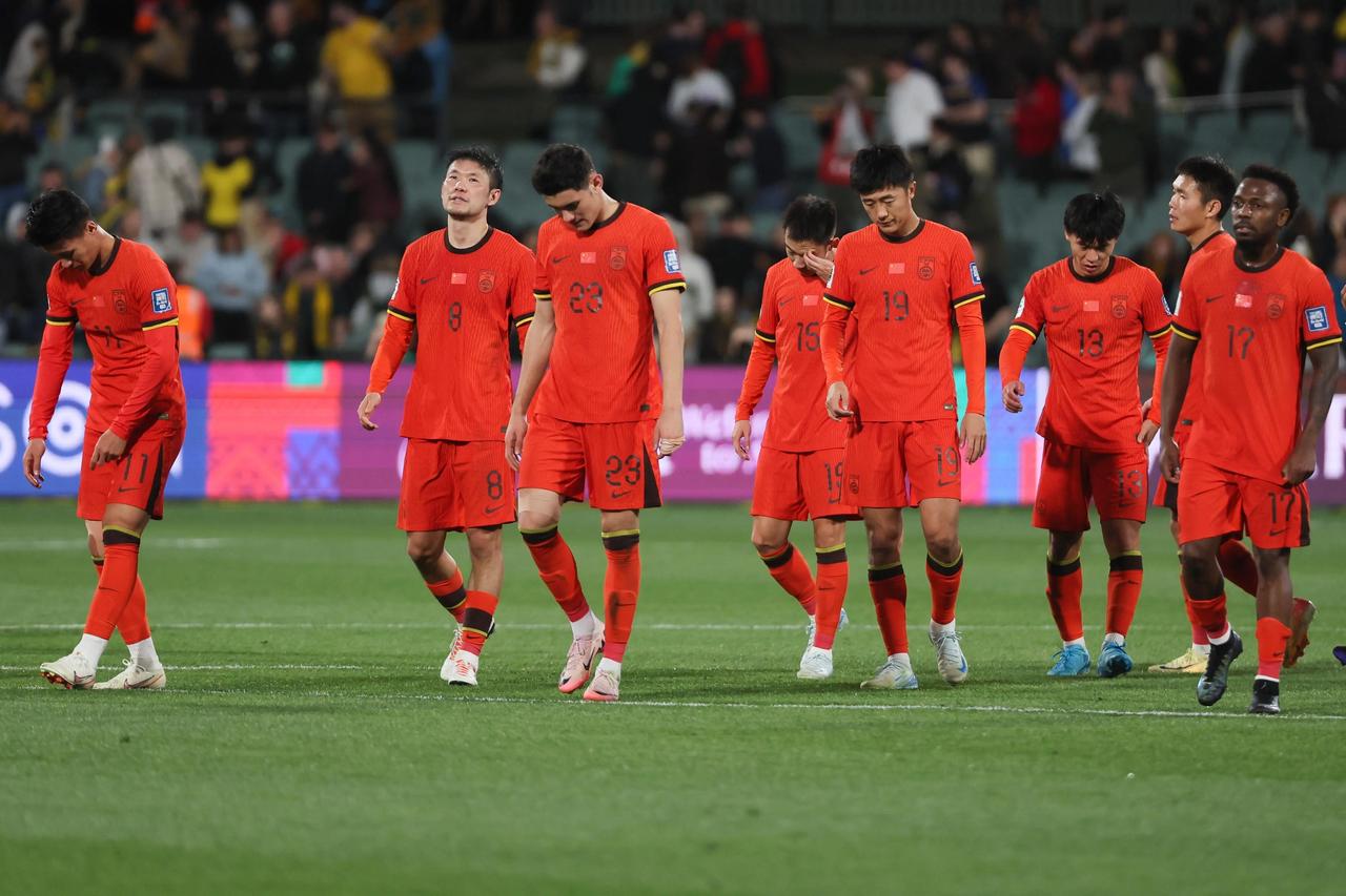 这次，伊朗跟美国干起来了，有极大的可能缺席2026世界杯。消息一出，咱球迷心里又