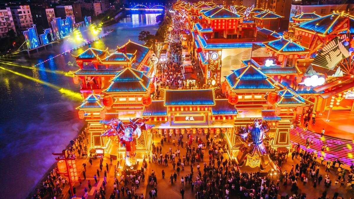西十高铁带火十堰周末游湖北十堰东站日均客流超2万人次早就馋十堰的美食了！房县的黄