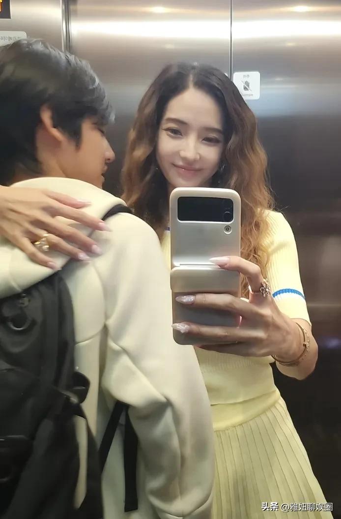 韩彩英与13岁儿子同框照片，时间过得太快了，没想到昔日韩星韩彩英的儿子都这么大了