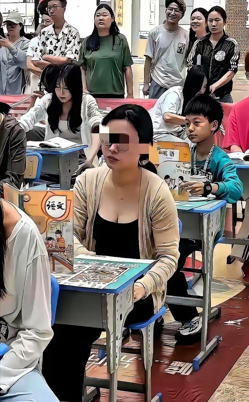 家长会上，一个韵味丰腴，体态微胖的女人姗姗来迟，最后坐在了中间的位置上！细看这女
