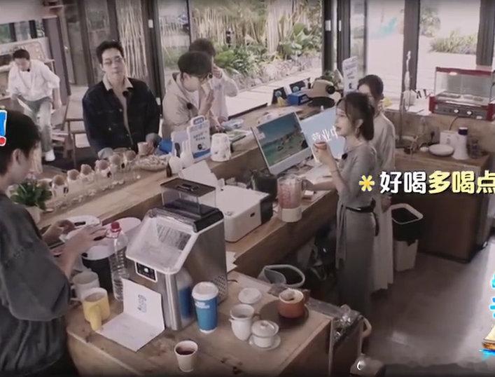 进去一个秦岚出来一群秦岚亲爱的客栈 王鹤棣还复刻岚姐玩游戏名场面，细节拿捏死死的
