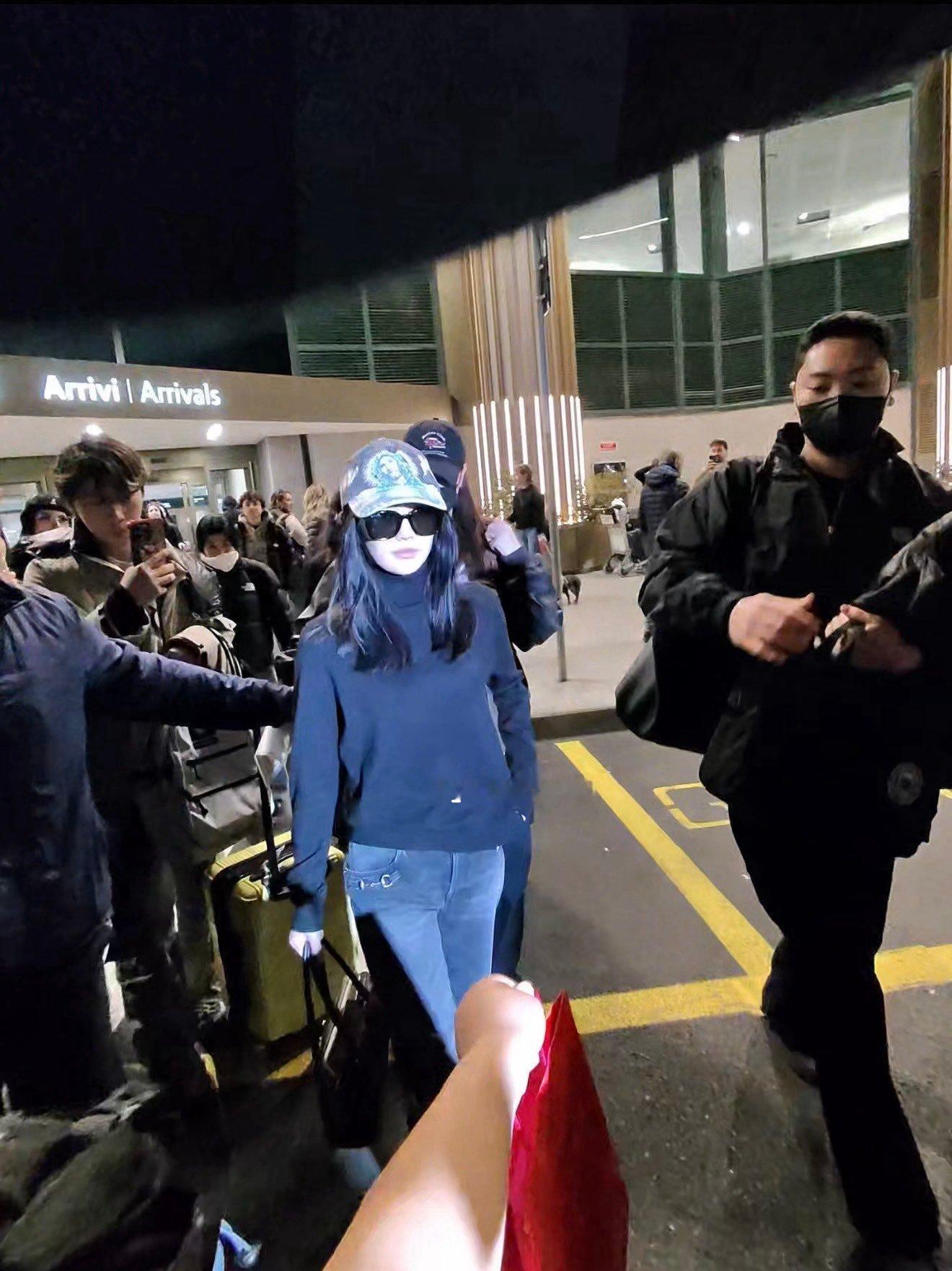 宁艺卓  宁艺卓抵达米兰扶起了前来接机摔倒的粉丝，真是人美心善的好宝宝🥺🥺粉