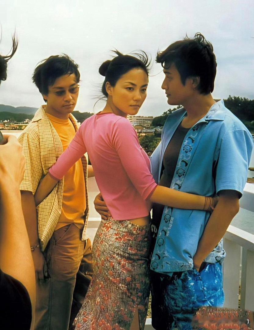 当年的王菲真的堪称人间极品，颜值气质双绝，独特魅力无人能及！ 