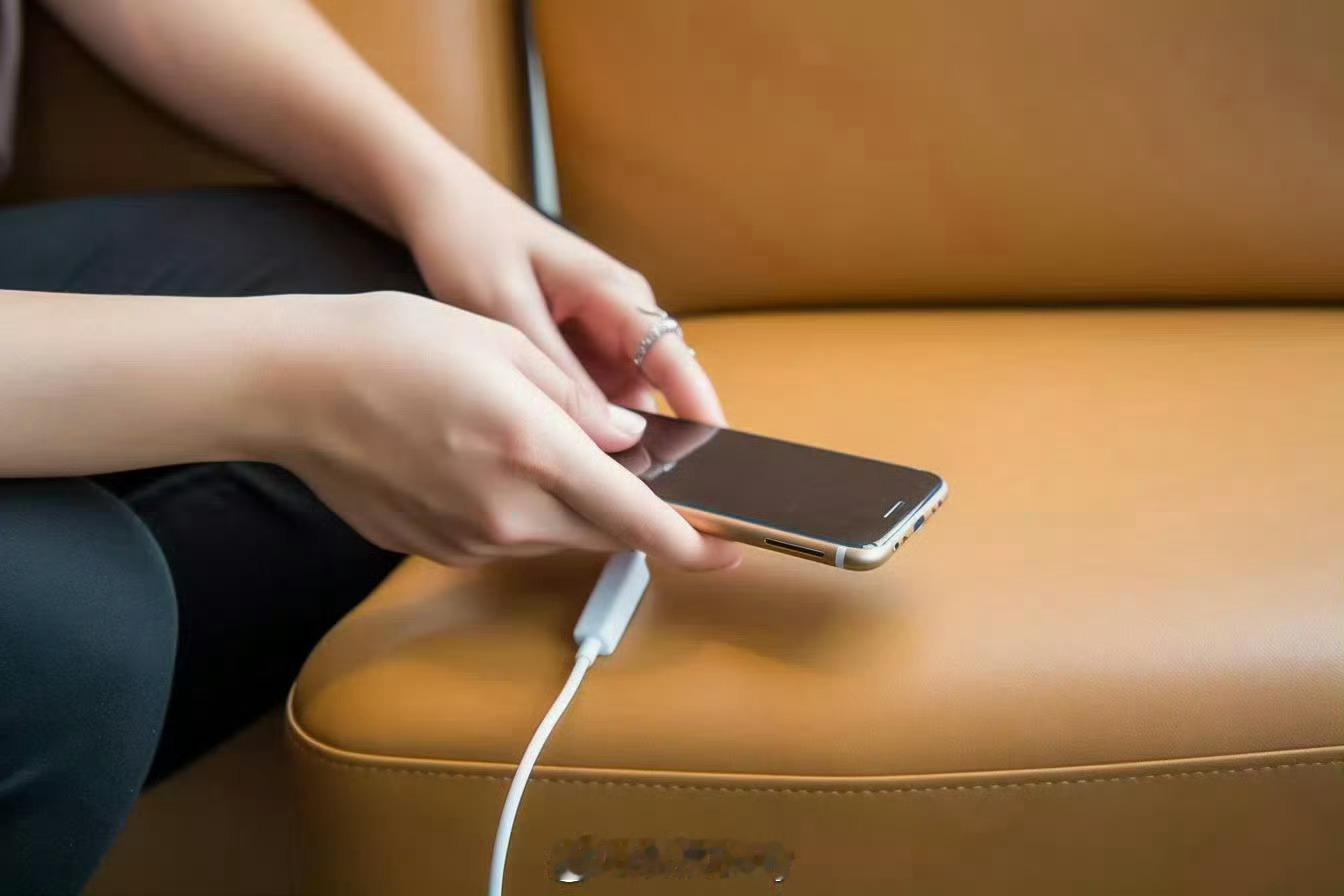 iPhone千万别这样充电了 手机是服务我们的，不是我们伺候它的，该咋冲就咋冲，