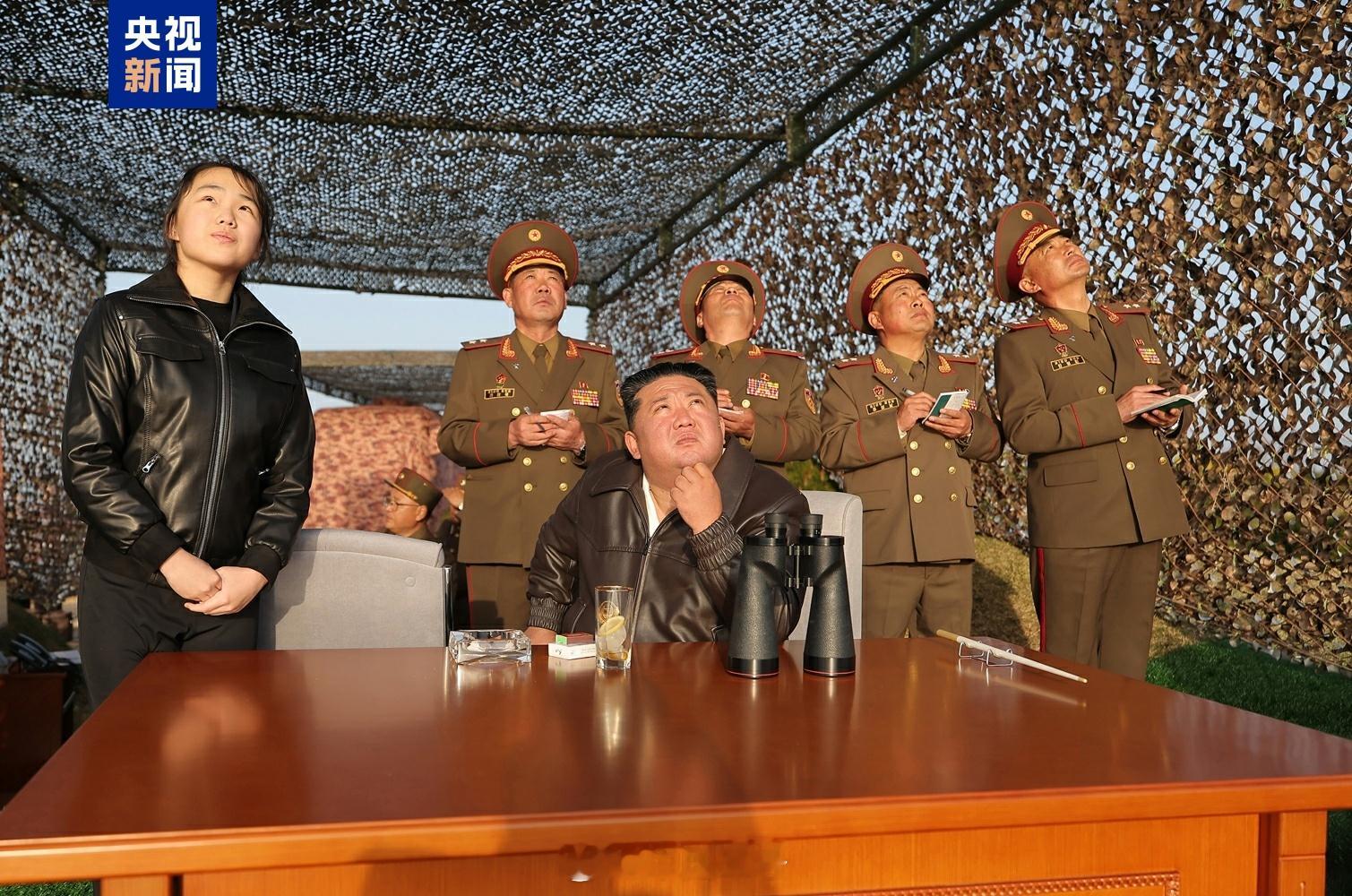 【朝鲜进行地对地战术弹道导弹试射金正恩观摩】当地时间19日，朝鲜导弹总局试射改良