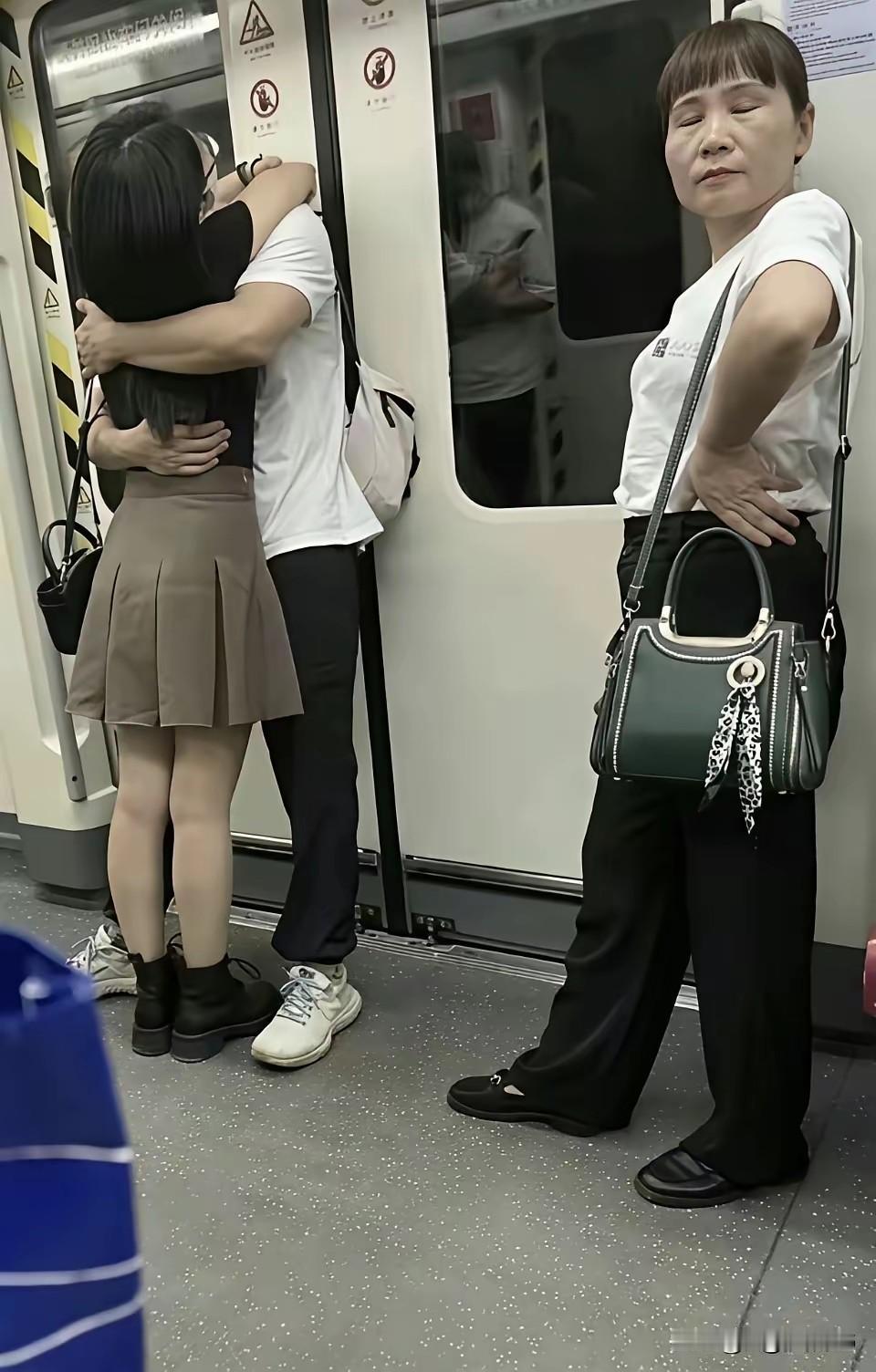 呸、呸呸，公共场合成何体统，也不嫌丢人，恶心我了！
