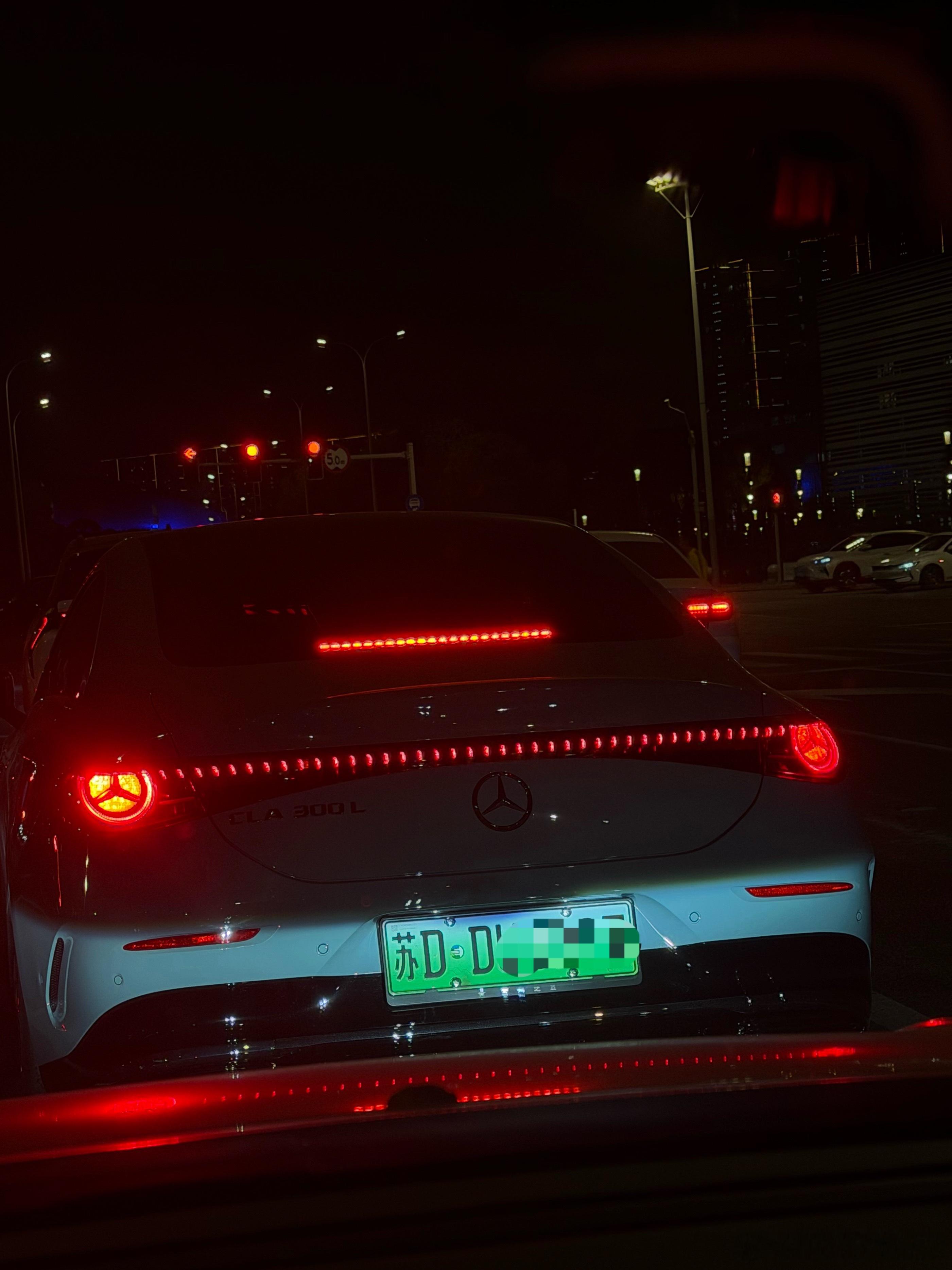 前段时间说奥迪的灯设计不行，我看奔驰也到极限了