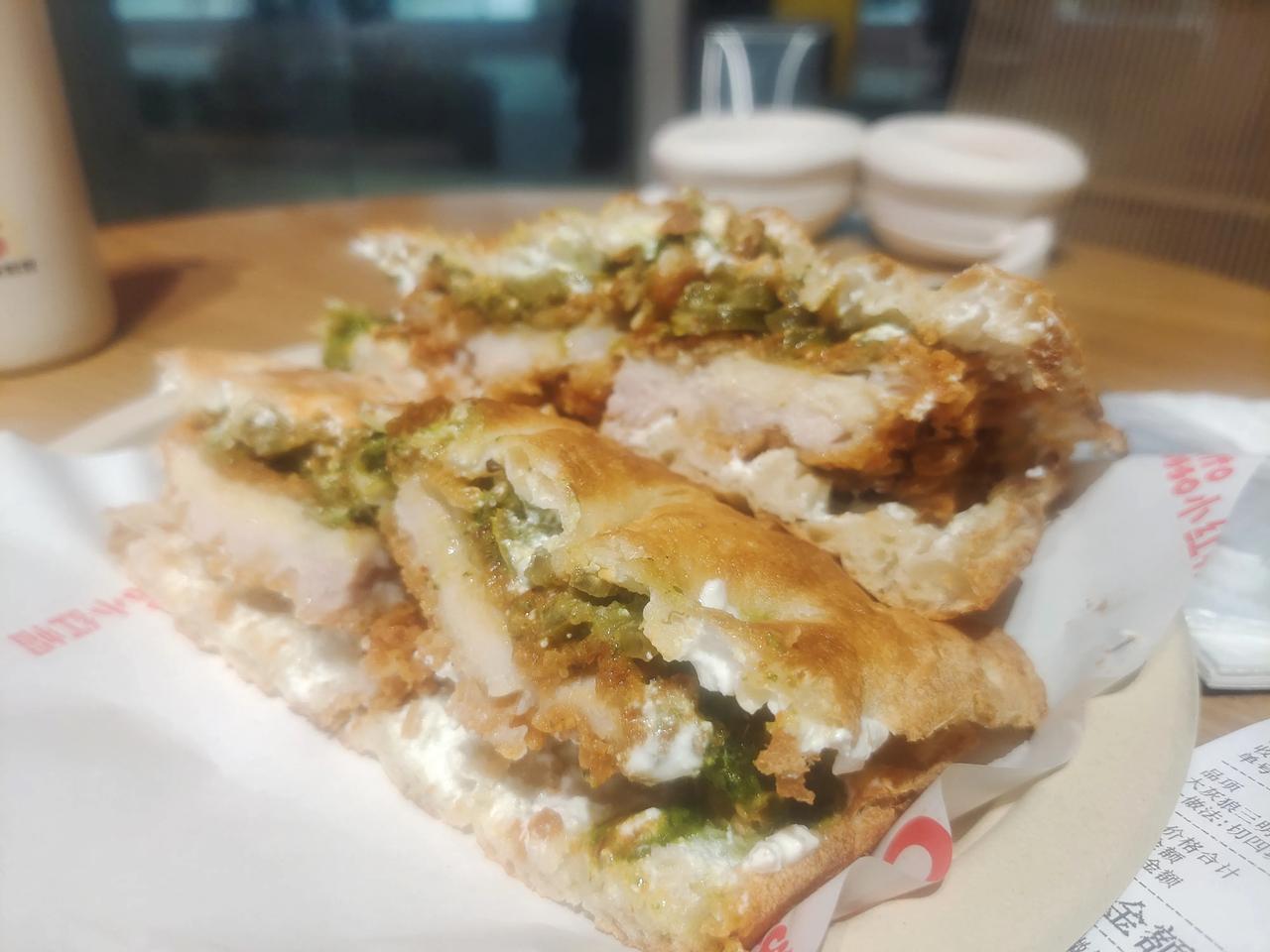 在郑州生活了快30年，第一次到金融岛，感觉似乎到了民国时期的上海滩，湖风轻拂，人