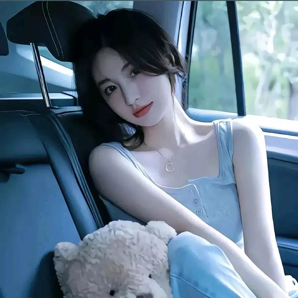 在车内享受慵懒时光，与可爱的泰迪熊相伴。