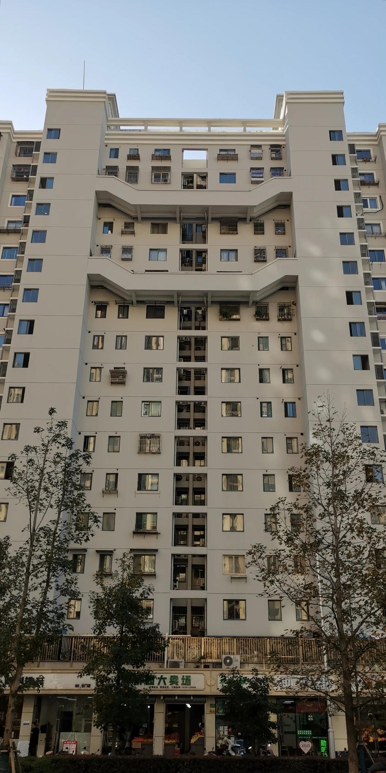 看到这个高层住宅建筑物外立面上有两道连廊，应该是消防连廊吧，只是好奇为什么不是每