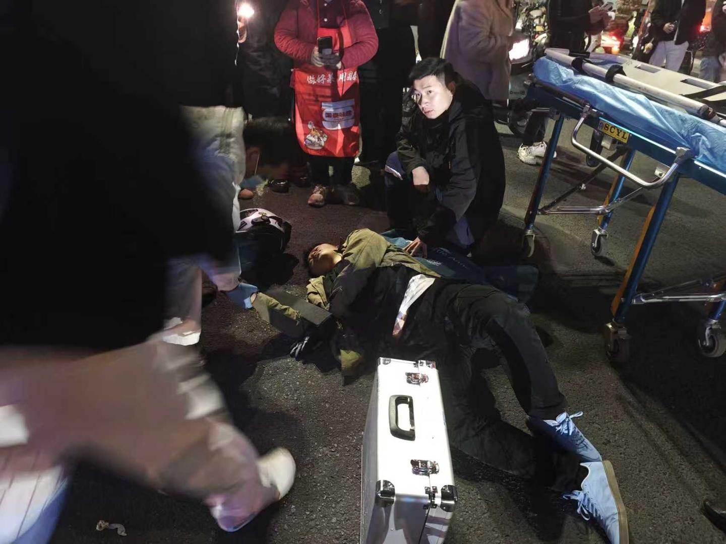 【成都街头“教科书式”急救！救护培训师路遇交通事故，教具秒变急救器材】11月20