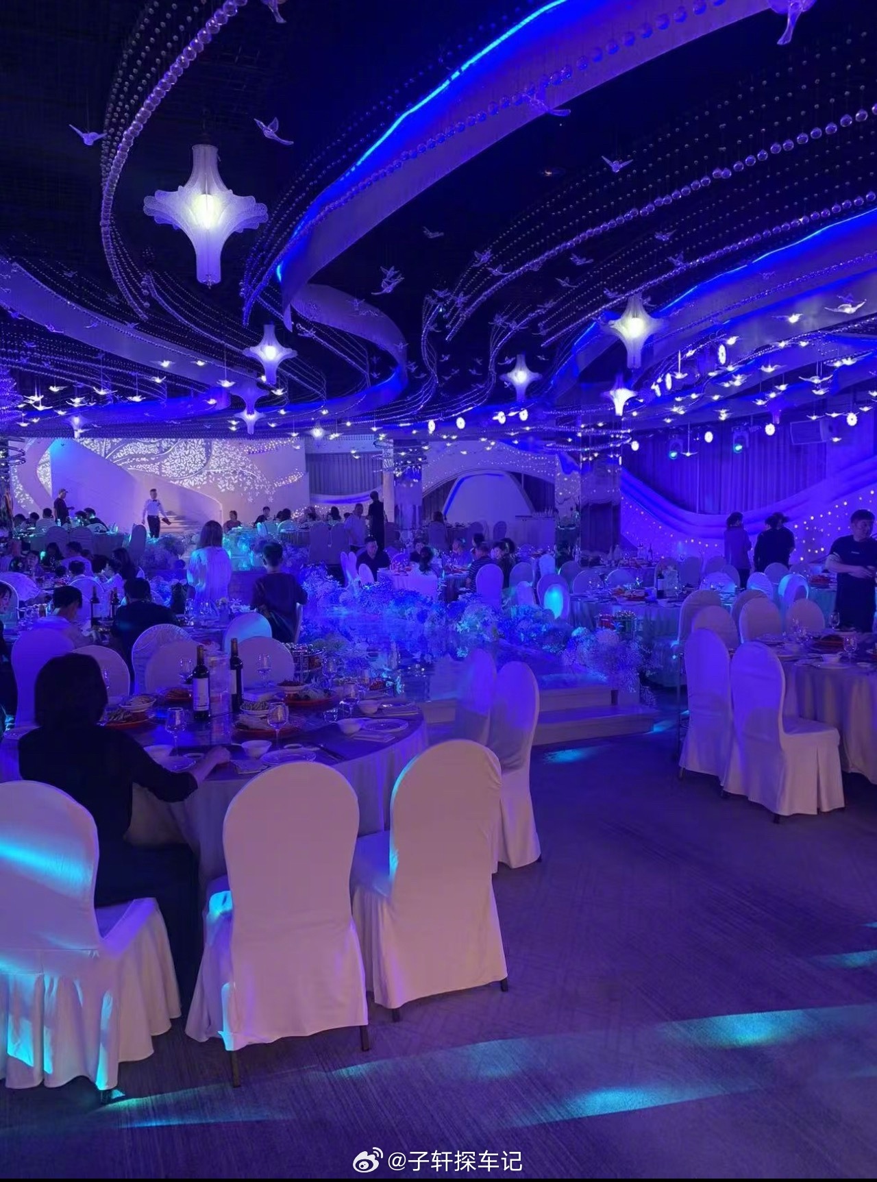 没忘记更新今天来搂好朋友的酒席了。祝幸福快乐，永结同心