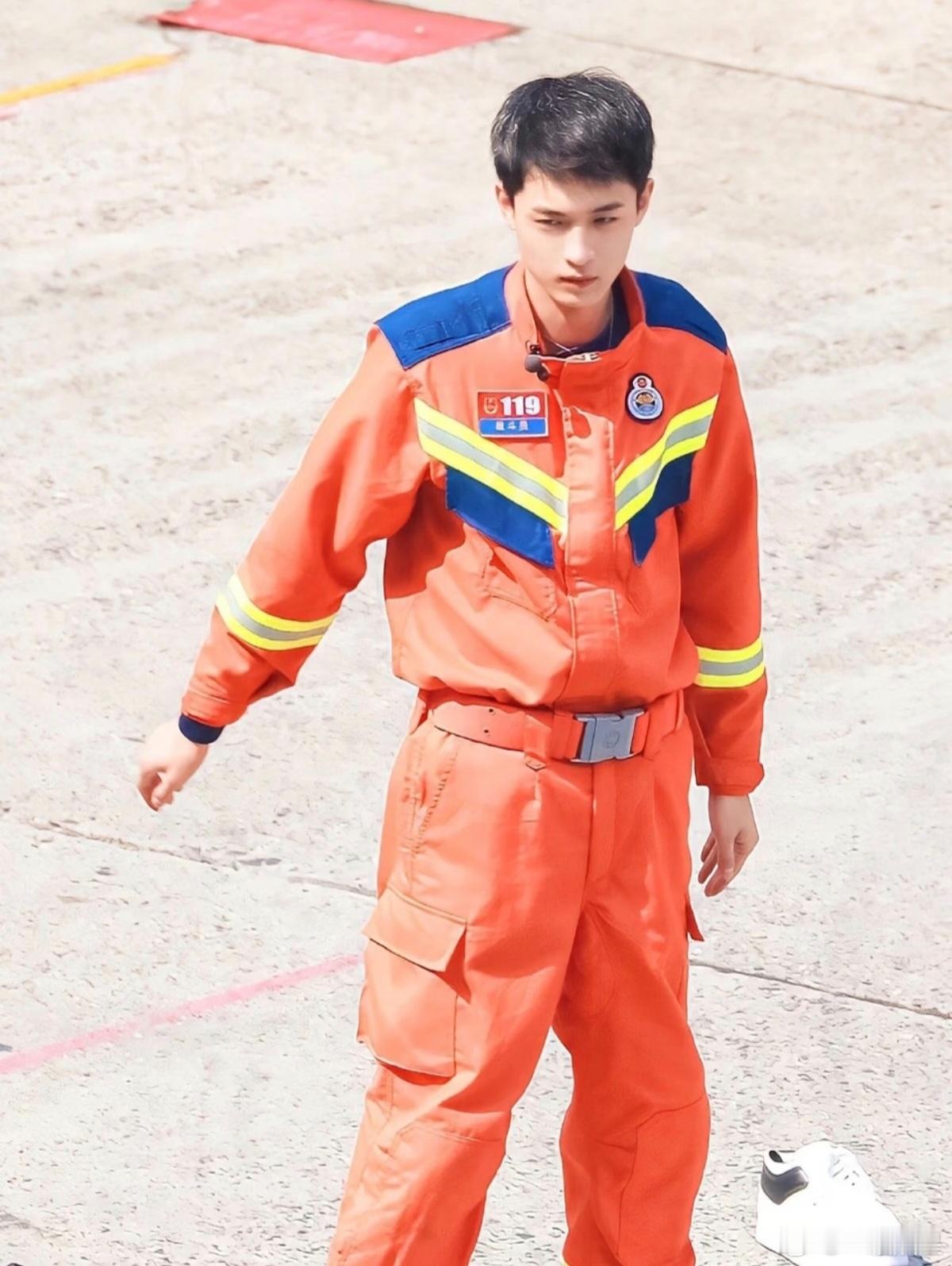 内娱男星消防员造型合集[老师爱你]杨洋、任嘉伦、黄景瑜、龚俊、陈伟霆、张翰、秦霄