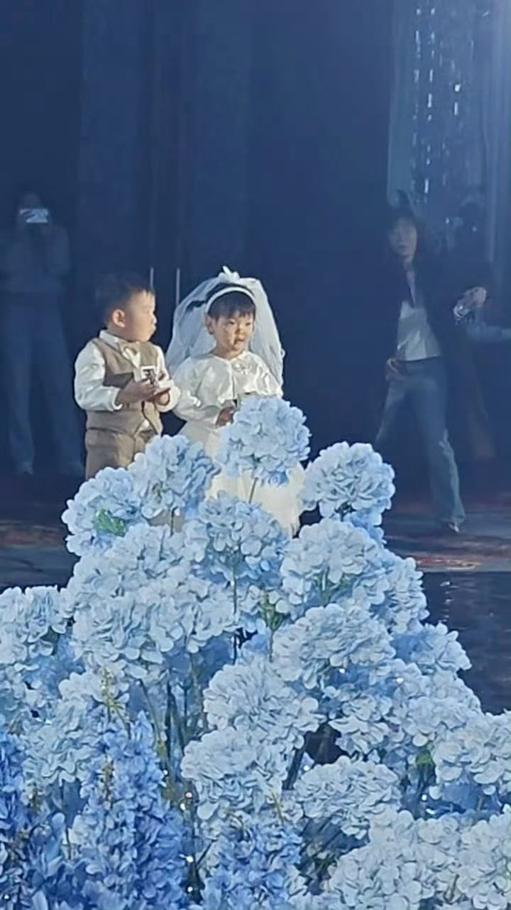 艾登给黄雅琼当花童艾登今天也是重要场合出场