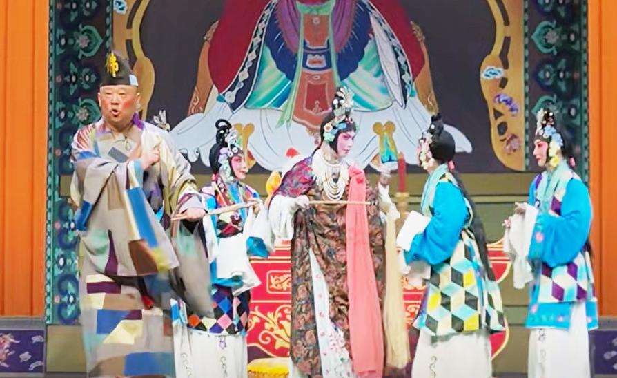 郭德纲最新主演的《济公活佛》，伦理哏，天津话，恶搞等手段，到处都是。郭德纲是在糟