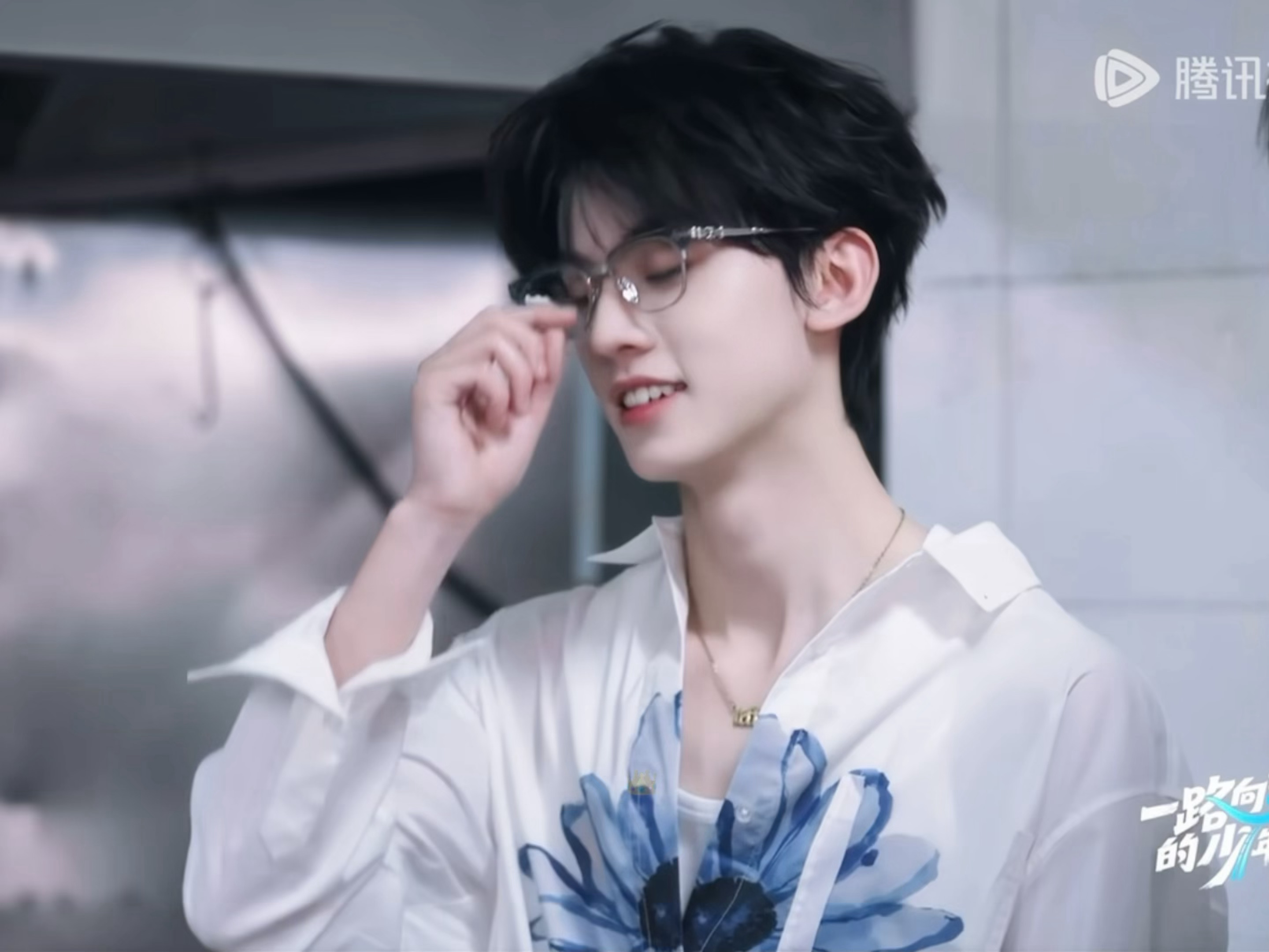 好想啃他脖子啊。。。。好白好细好长好嫩双喉结还在滚动。。。。 ​​​