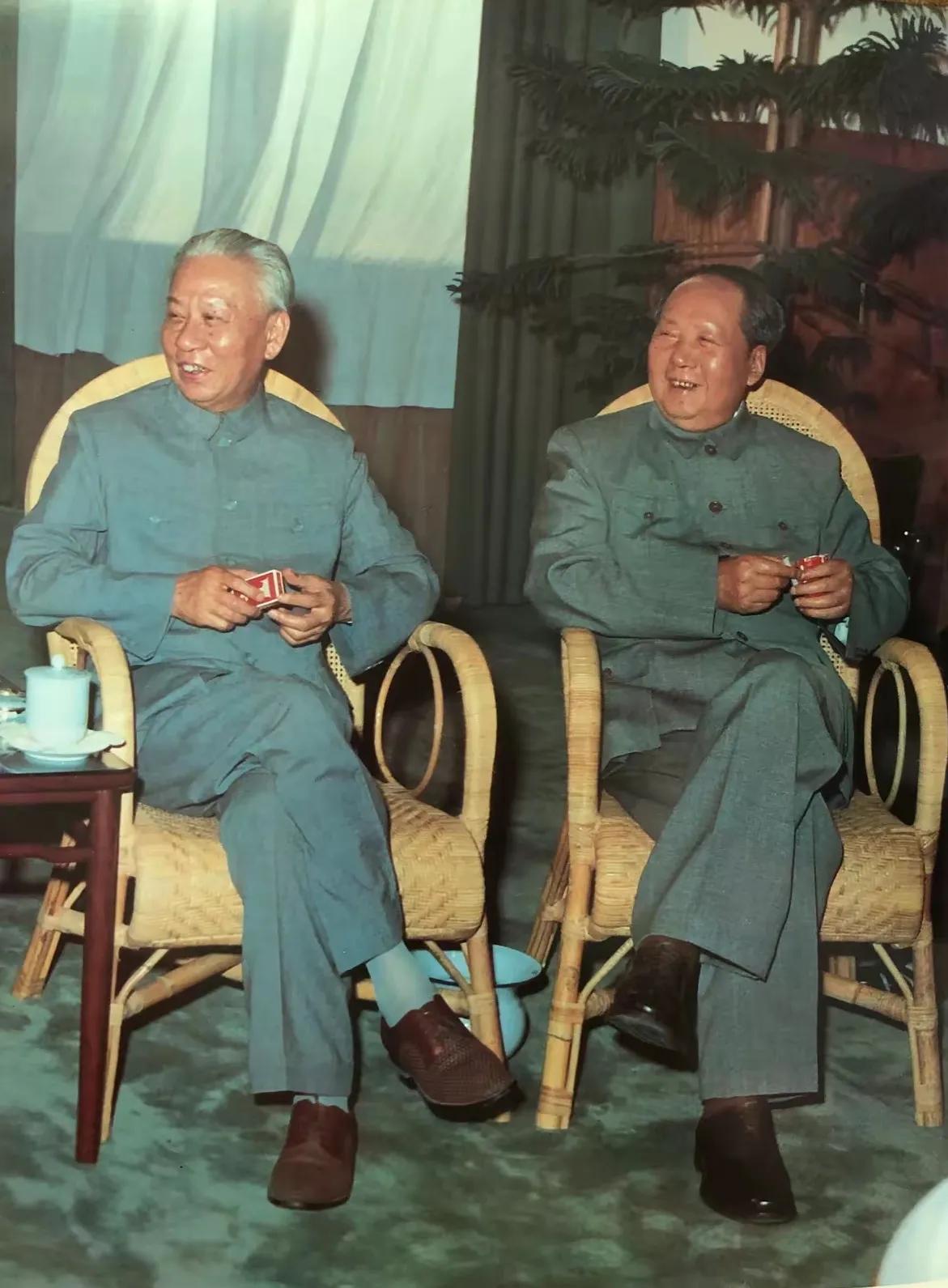 那年，尽管全国人民不理解，毛主席仍然按计划不再担任国家主席，退居二线，专注国家的