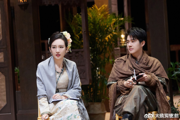 何炅维嘉吴昕同框家属感大侦探海妖的秘密三人同框，探案氛围瞬间变温馨。何老师引导节