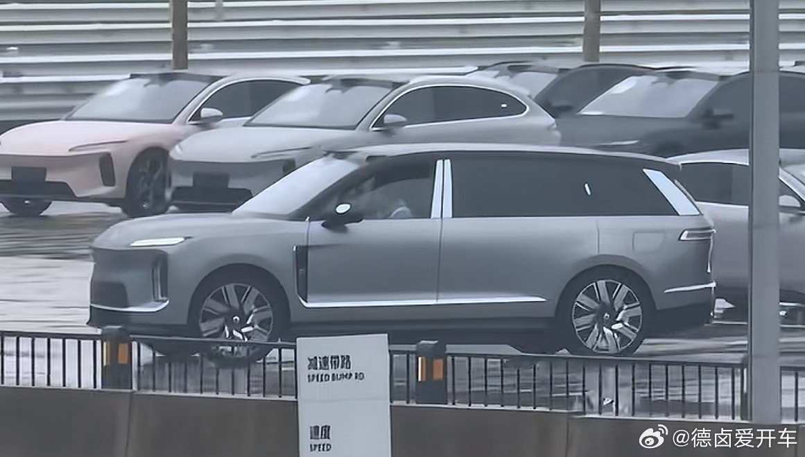 2026款萤火虫、蔚来ES9展车已经陆续发往门店，下周蔚来这两款新车型将会前后脚