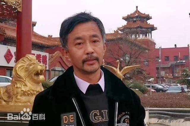 被称作“流落在民间的大师”的沈巍如此评价易中天：在中国，像易中天这般有才华的人比