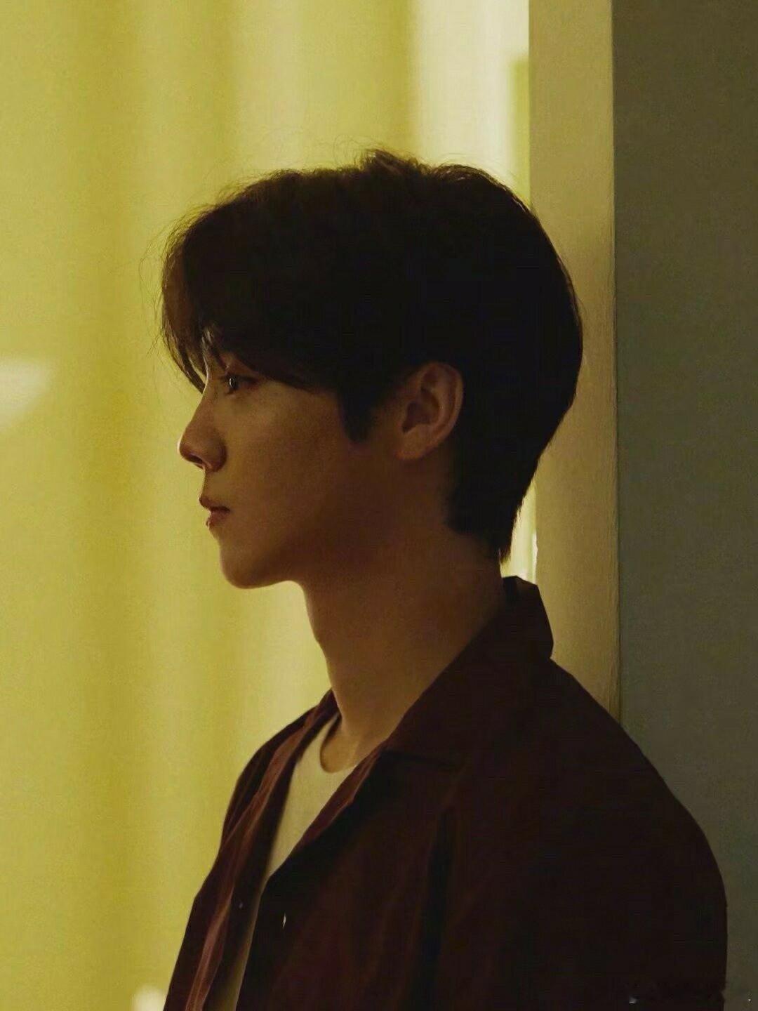 #鹿晗[超话]#  鹿哥超帅壁纸，真的太迷人了，谁能不爱啊，一起欣赏鹿哥的神仙颜