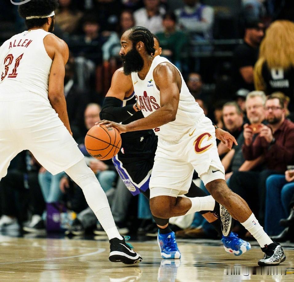 后场双枪还在磨合，反倒是阿伦抢了头彩！
今天是哈登被交易到骑士后的首秀，比赛中可