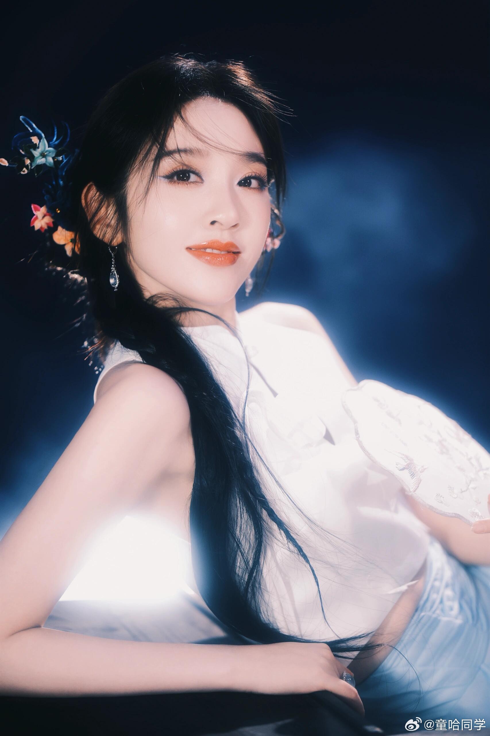 唐艺昕江南美人具象化唐艺昕简直是江南美人本美！三公《惊鸿一面》的造型太绝了，白衣