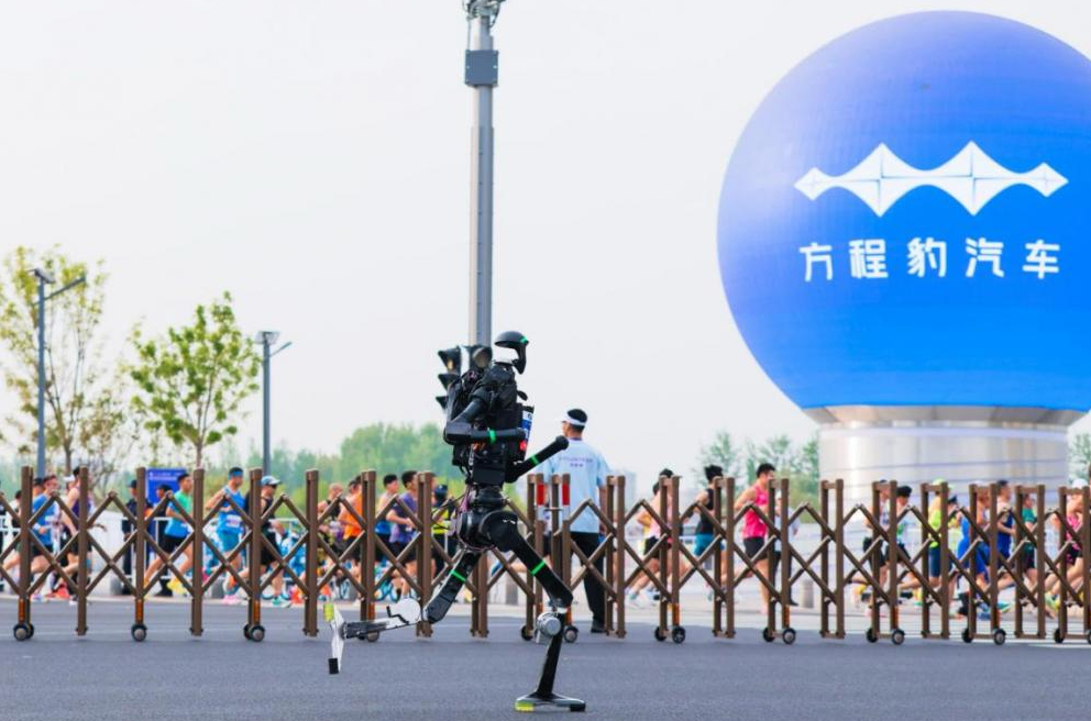 敢出发就有解！方程豹守护全球首场人形机器人马拉松2026 年 4 月 19 日，