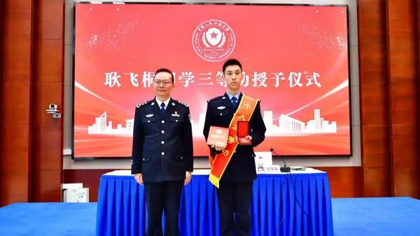 耿飞桐的挺身而出，不仅是一次对违法犯罪的果断阻击，更是警察意识从课堂走向实战的成