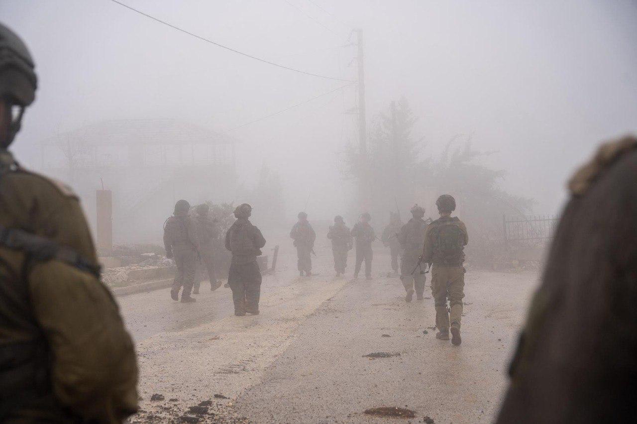 以军在黎巴嫩南部展开针对真主党的军事行动，昼夜在山地、林区、村镇部署作战。
双方