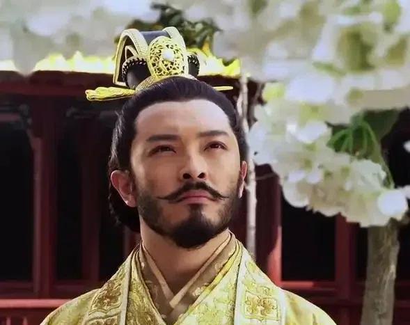 太子杨勇被废后，每天爬到树上朝着皇宫的方向大喊：“父皇，我冤枉啊！” 

有一天
