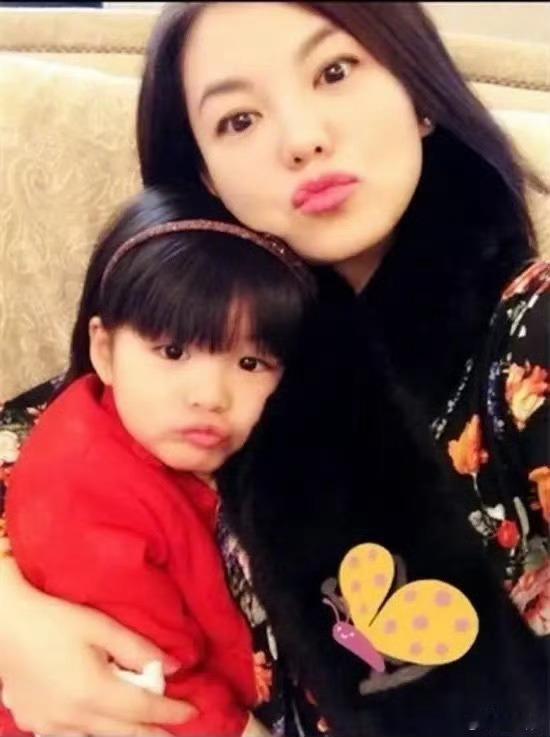 王岳伦发李湘与王诗龄合照为李湘庆生 这才是真正的体面，两人离婚这么久了。反观这几