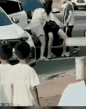 女生干仗完全不按套路出牌，招招都得命中要害