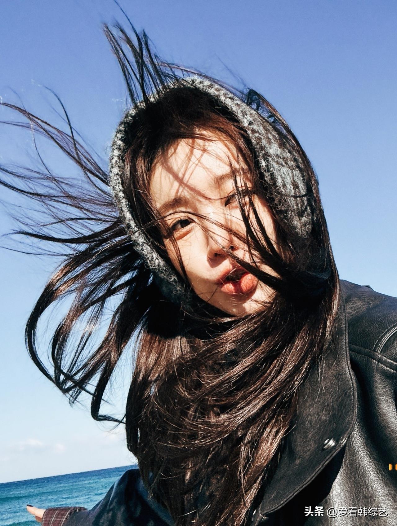 1日，演员尹恩惠在自己的Instagram上传了多张照片。公开的照片中，尹恩惠身