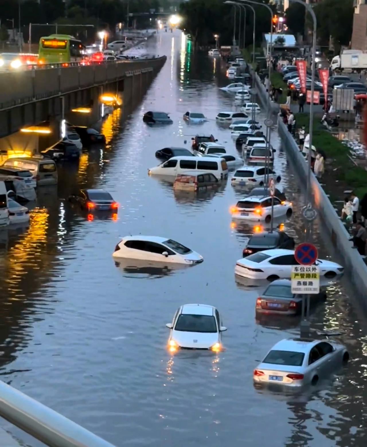 燕郊暴雨，年年都在治理，一点也没改善

看过燕郊修路的就懂了，实验小学门前那段路